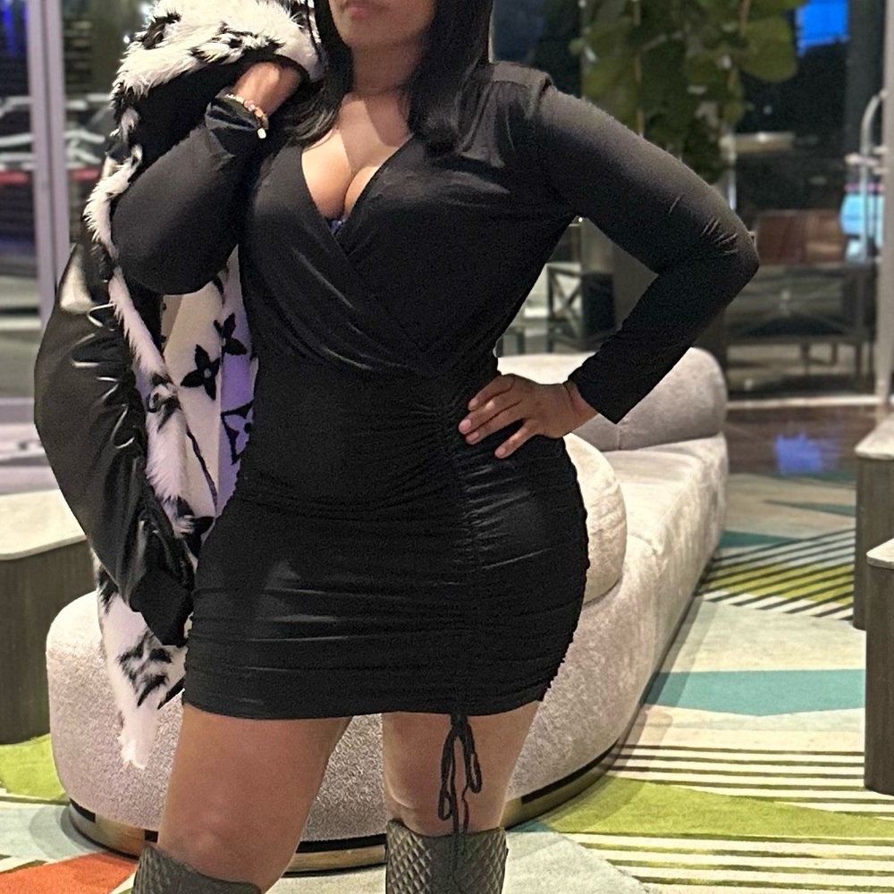 Long sleeve midi ,draw string scrunch, low v cut black dress size XL